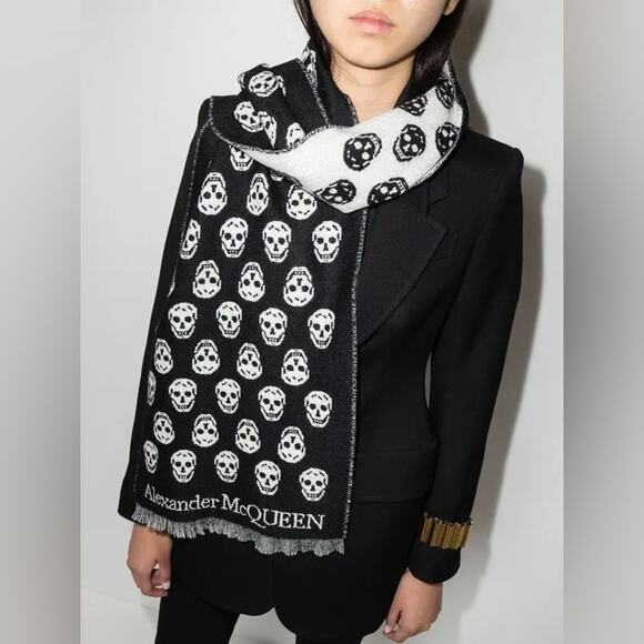 Alexander McQueen SKULL MOTIF SCARF - Picture 5 of 6